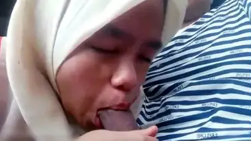 Bokep Indo Jilbab Sepongin Pacar Di Mobil poster