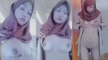 Bokep Jilbab SMP Pramuka Kirimin Foto Buat Pacar poster