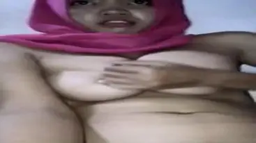 Cam Jilbab Pink Mandi Sambil Mainin Memek Pake Timun poster