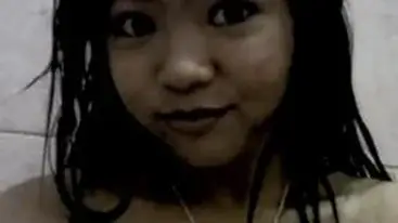 Cewek Cantik Colmek Di Kamar Mandi Sebelum Mandi poster