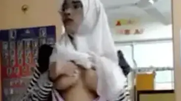 Cewek Jilbab Sange Diam Diam Colmek Di Kamar poster