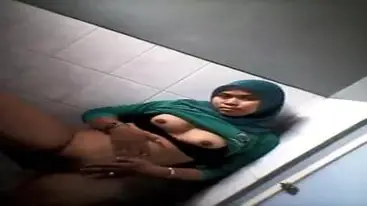 Dosen Jilbab Hijau Pamer Tete Di Toilet poster