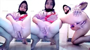 Gadis Cantik Berjilbab Colmek Sendirian Bikin Sange poster