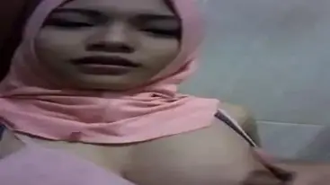 Jilbab Pink Pamer Susu poster