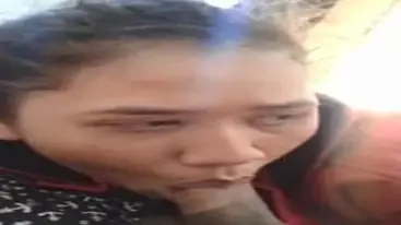 Pembantu Nyepong Majikannya Di Ruang Tamu Pintu Luar Terbuka poster