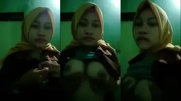 Ratna Pamer Toket Gede Bulat Bikin Mata Membelalak poster