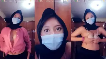Tika Live Hot Jilbab Muncrat Bikin Sange poster