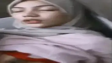 Ukhti Hijab Cantik Pasrah Digenjot Di Toilet poster